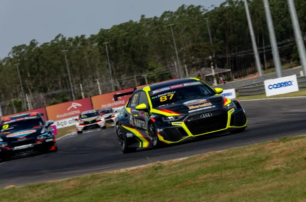 In his debut in TCR Brazil, Jorge Martelli wins and climbs the podium in Cuiabá