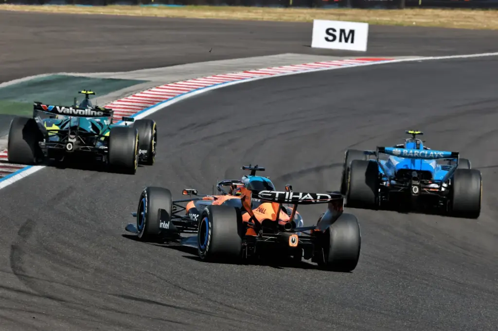 Oscar Piastri (AUS) McLaren F1 Team MCL40 follows Fernando Alonso (ESP) Aston Martin F1 Team AMR26 and Carlos Sainz (ESP) Williams F1 Team FW48.
