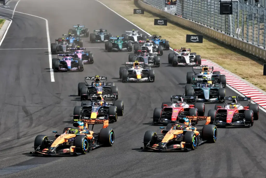 Lando Norris (GBR) McLaren F1 Team MCL40 leads Oscar Piastri (AUS) McLaren F1 Team MCL40 at the start of the race.