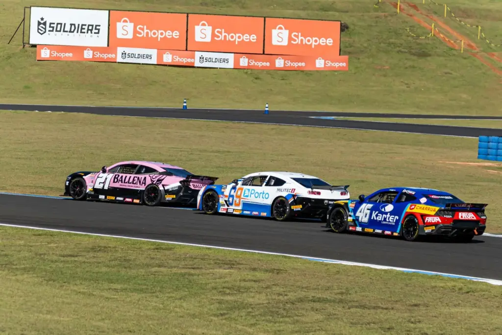 Genz overtakes Casagrande at the end and wins NASCAR Brazil Race 1 at Velocitta