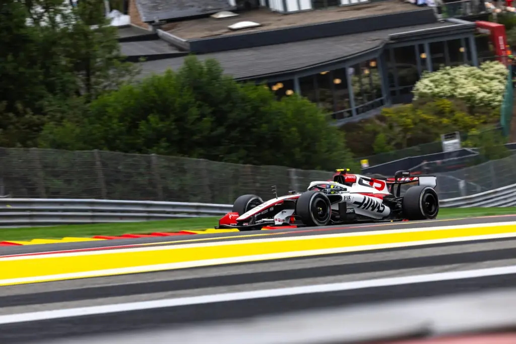 F1: “Não é divertido”, diz Bearman ao criticar limitações dos motores atuais