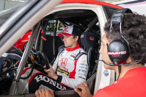 TCR: Nelson Piquet Jr. celebrates birthday with pole position at Velocitta