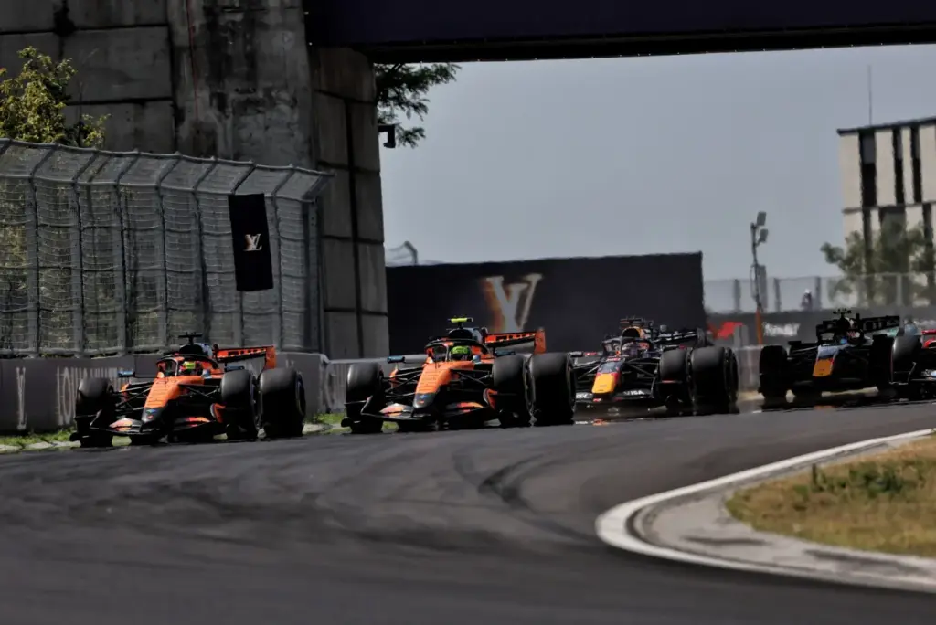 Oscar Piastri (AUS) McLaren F1 Team MCL40 and Lando Norris (GBR) McLaren F1 Team MCL40 at the start of the race.
