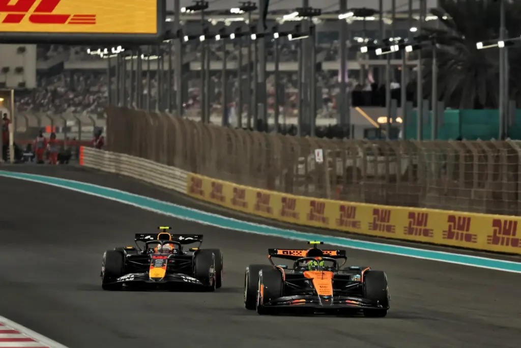 Yuki Tsunoda (JPN) Red Bull Racing RB21 and Lando Norris (GBR) McLaren MCL39 battle for position.
