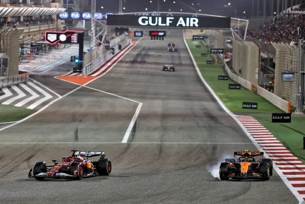 Charles Leclerc (MON) Ferrari SF-25 and Lando Norris (GBR) McLaren MCL39 battle for position.