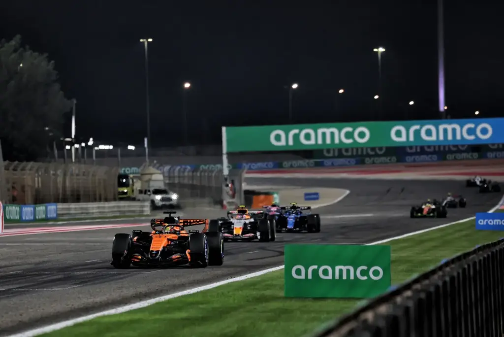 Oscar Piastri (AUS) McLaren F1 Team MCL40 - start practice.