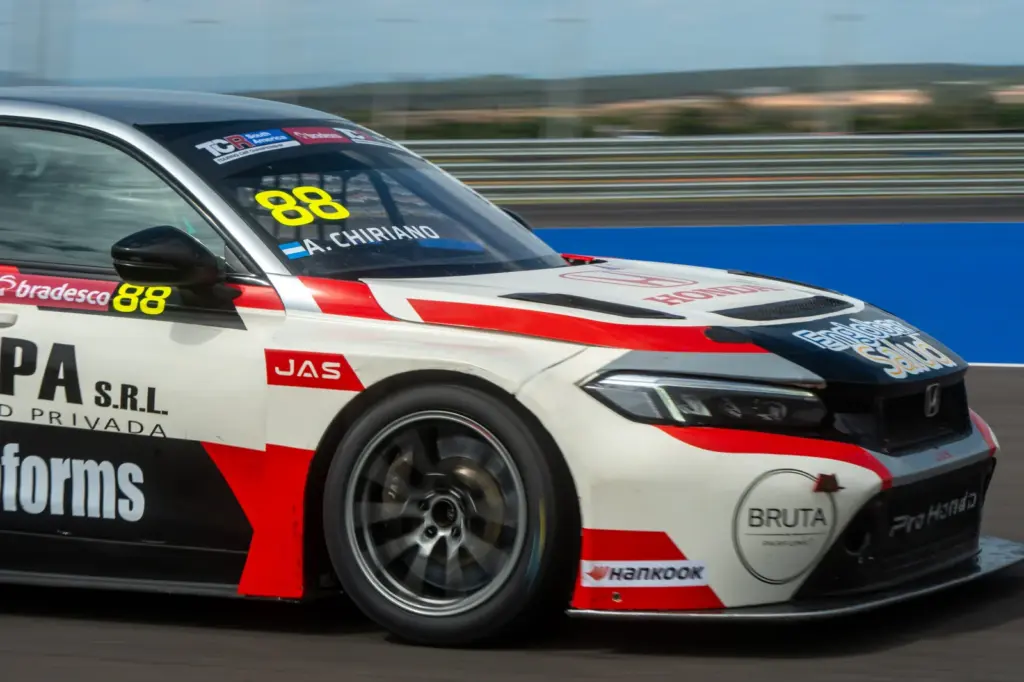 Schotten conquista primeira vitória no TCR South America em Cuiabá