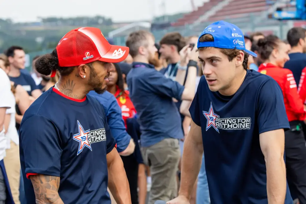 F1: Gasly reúne pilotos para homenagem a Anthoine Hubert em Spa