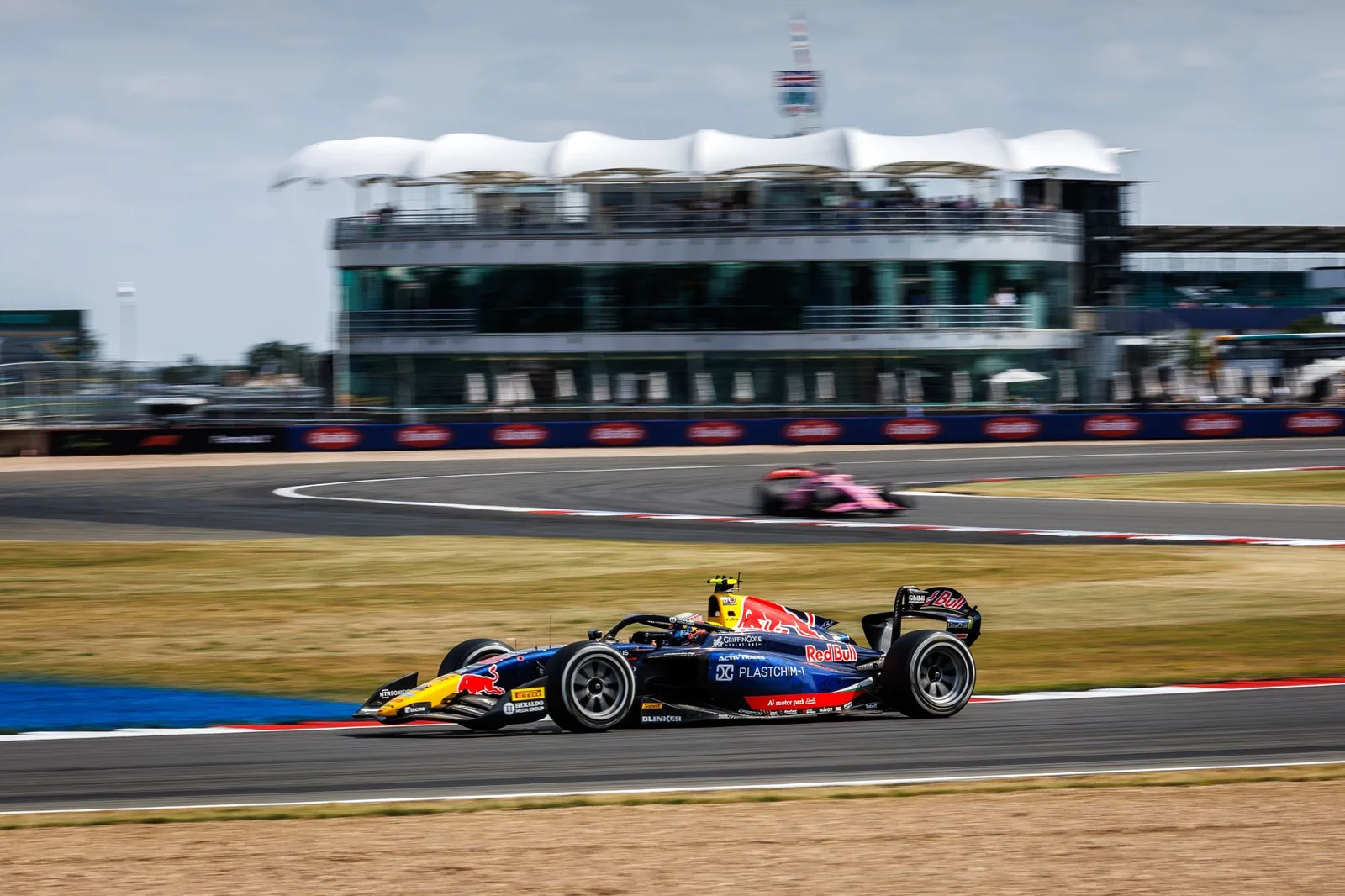 F2: Tsolov overtakes Mini on the last lap and wins Sprint at Silverstone