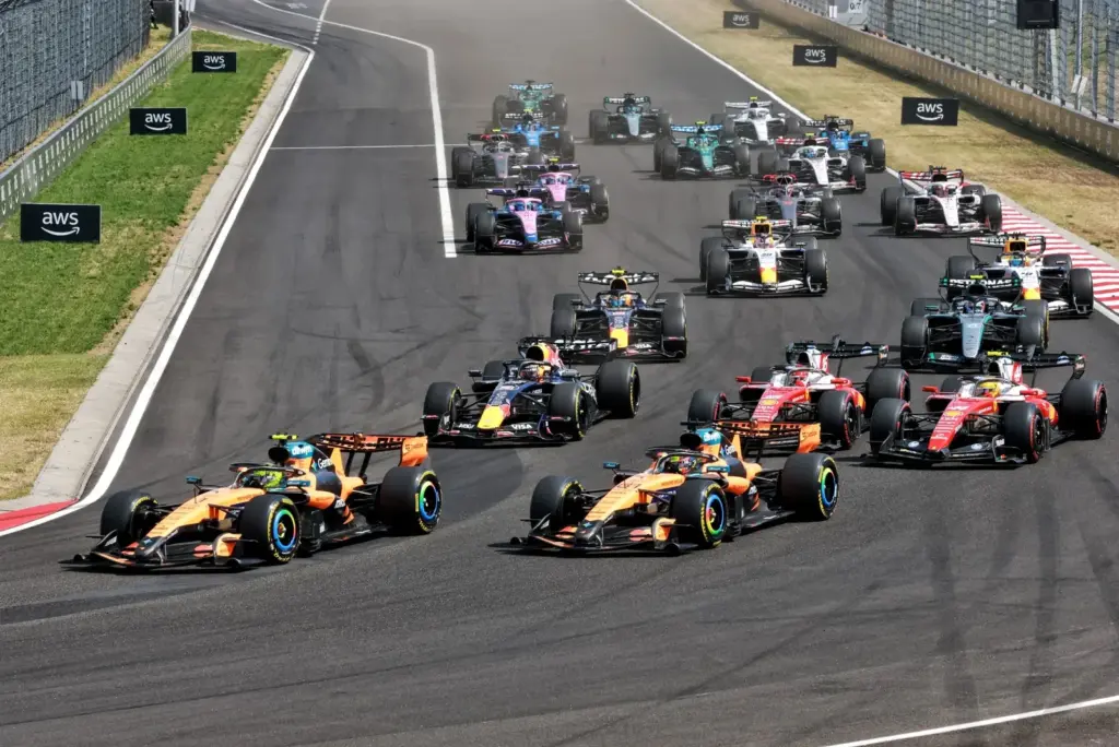 Lando Norris (GBR) McLaren F1 Team MCL40 leads Oscar Piastri (AUS) McLaren F1 Team MCL40 at the start of the race.