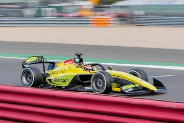 F2: Rafael Câmara shines in qualifying and takes pole for the England round