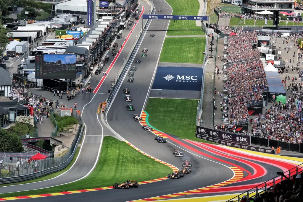 Oscar Piastri (AUS) McLaren MCL39 leads at the start of the race.