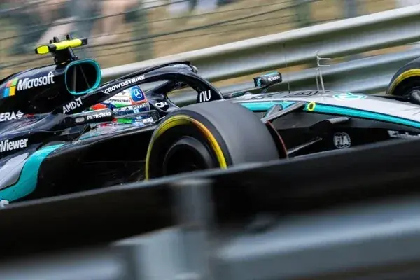 F1 today: Antonelli leads, Norris is penalized and Gasly crashes
