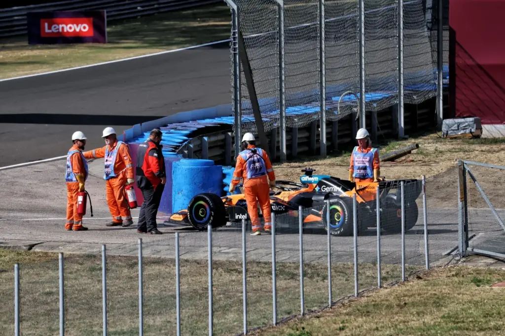 Oscar Piastri (AUS) McLaren F1 Team MCL40 retired from the race.