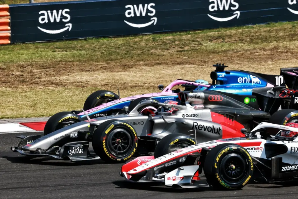 Pierre Gasly (FRA) Alpine F1 Team A526 and Nico Hulkenberg (GER) Audi F1 Team R26 at the start of the race.