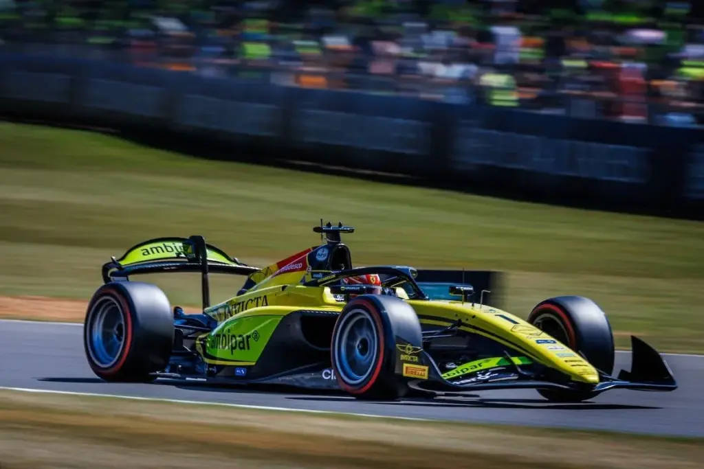 F2: Câmara voa no final e fatura pole position na Bélgica