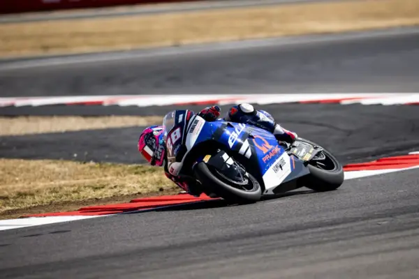 Moto2: Izan Guevara conquers pole position in England