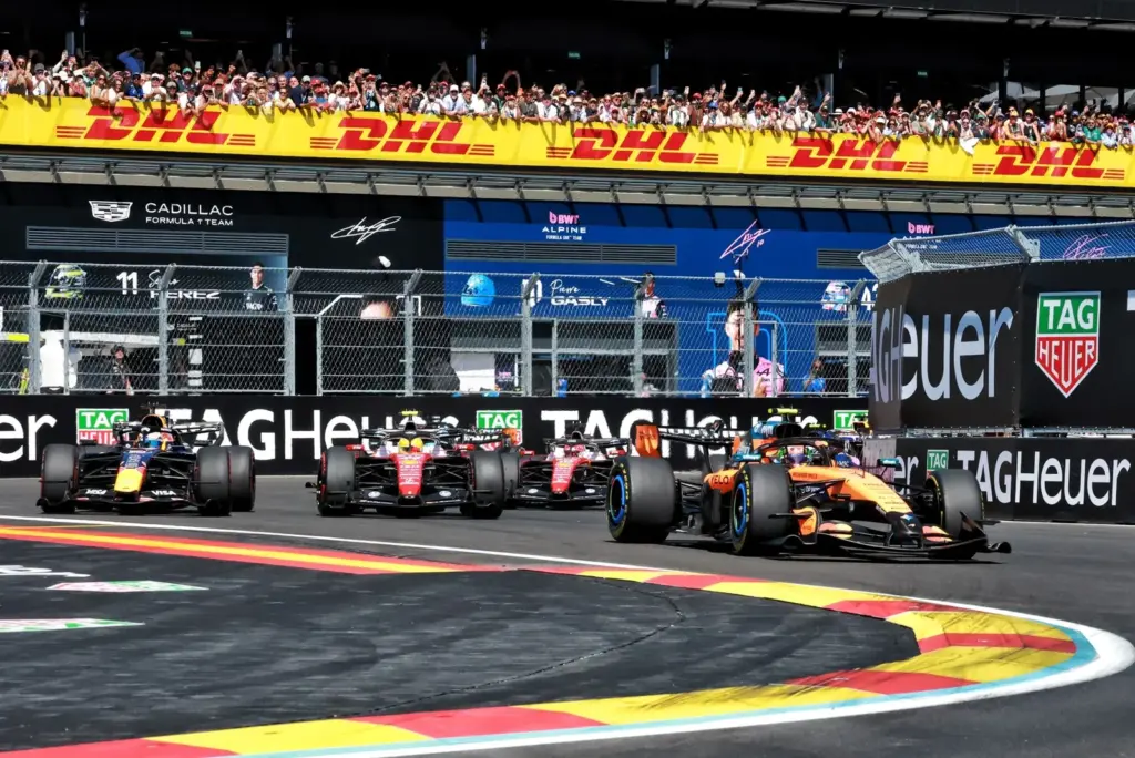 Lando Norris (GBR) McLaren F1 Team MCL40 at the start of the race.