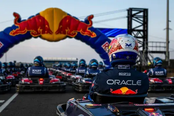 F1: Verstappen passes 100 opponents in 35 minutes and wins 'Max vs 100' at Silverstone