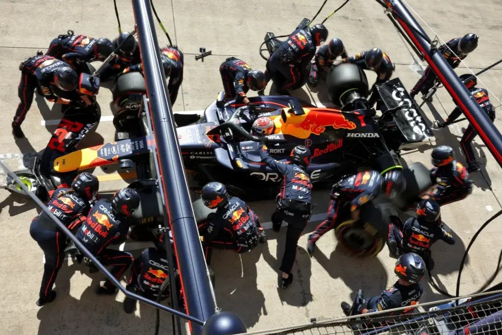 Max Verstappen (NLD) Red Bull Racing RB21 makes a pit stop.