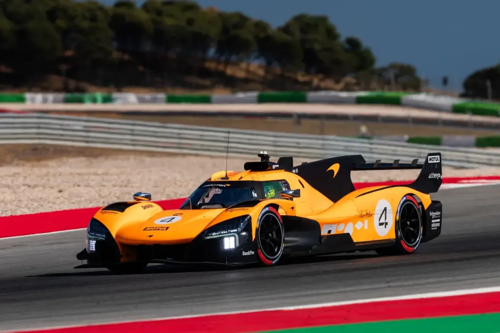 Lando Norris testa McLaren Hypercar