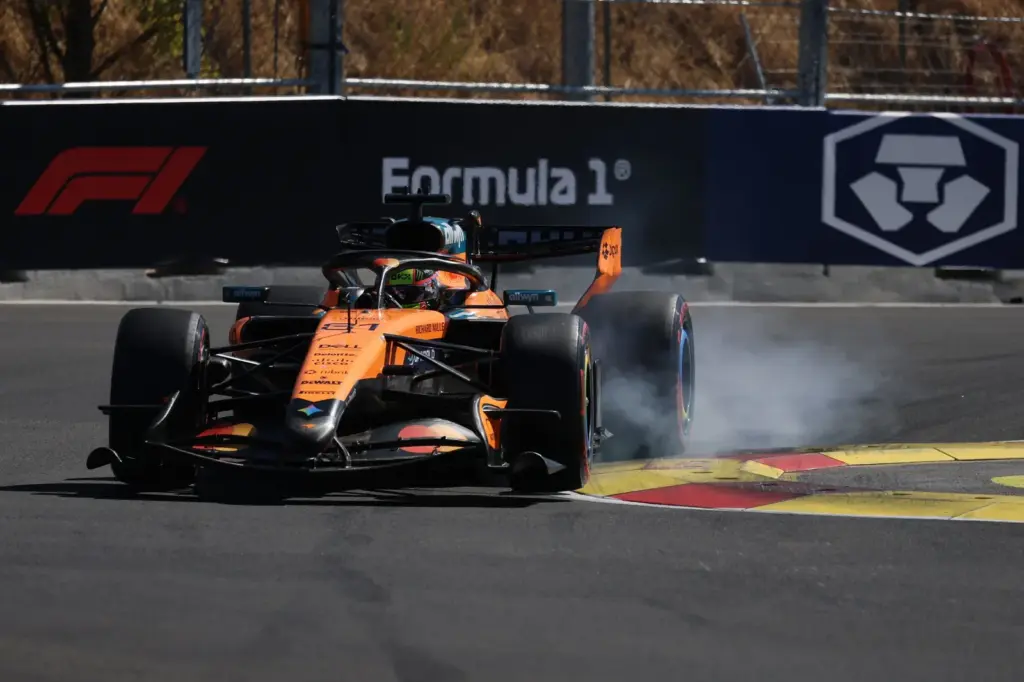 Oscar Piastri (AUS) McLaren F1 Team MCL40 locks up under braking.