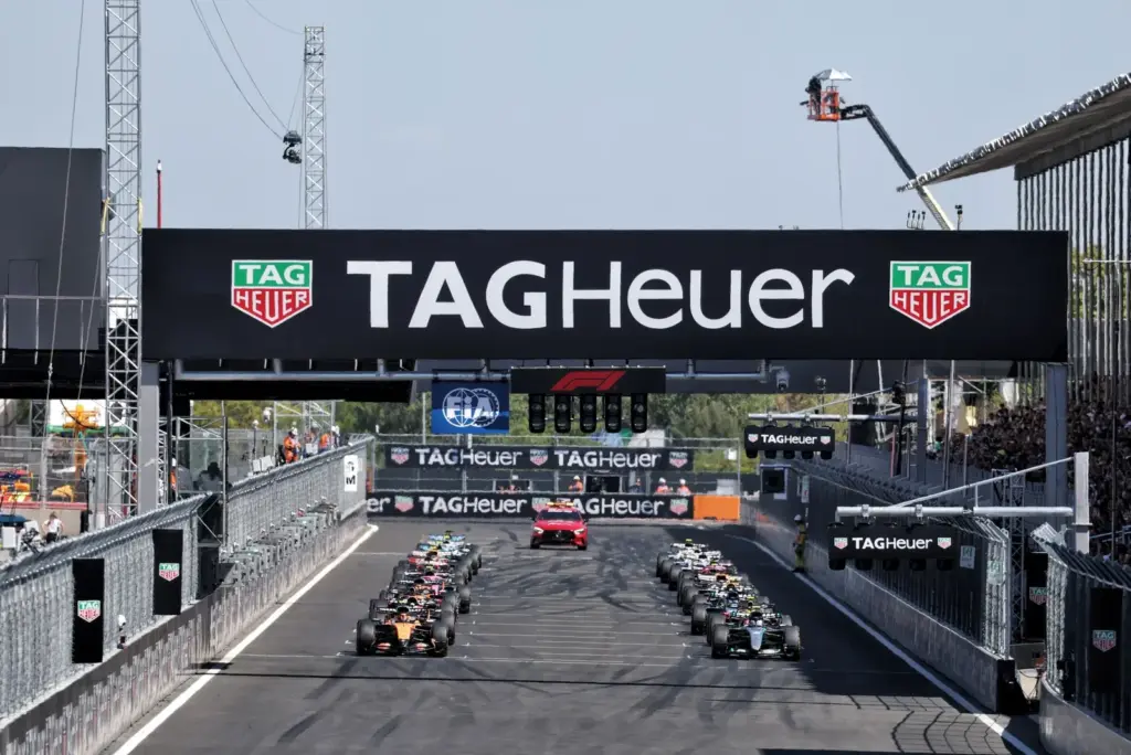 Lando Norris (GBR) McLaren F1 Team MCL40 leads Andrea Kimi Antonelli (ITA) Mercedes AMG Formula One Team W17 and Lewis Hamilton (GBR) Scuderia Ferrari SF-26 at the start of the race.