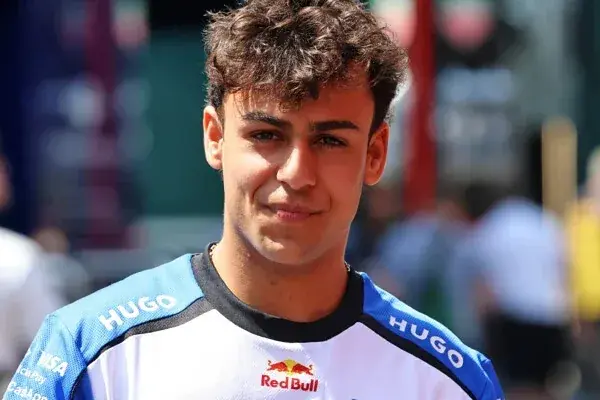 F1: Lindblad passes theoretical test to obtain driving license in the United Kingdom